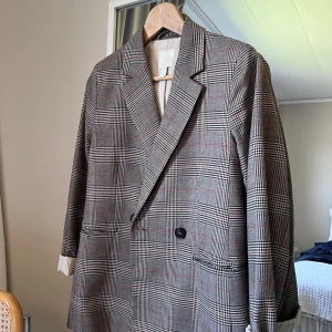 Kavaj - Kavaj från HM.  Storlek 32.  Lite använd.  300:-. 