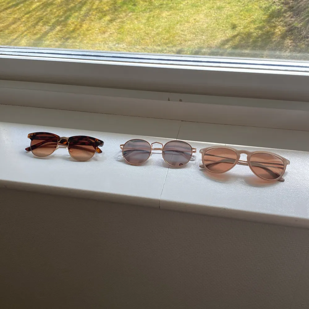 3 solglasögon som jag inte längre behöver. Lite använda men fortfarande bra skick. Accessoarer.