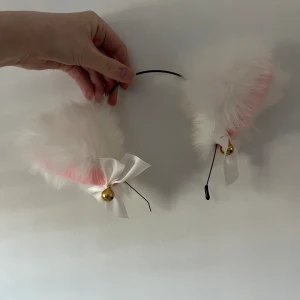 Vita kattögon / cat ears - Bra skick, knappt använda och är mjuka. Bjällrorna hörs när man rör huvudet. 