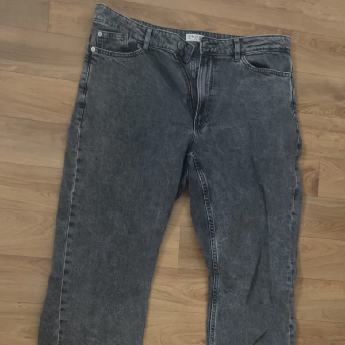 Gråa jeans