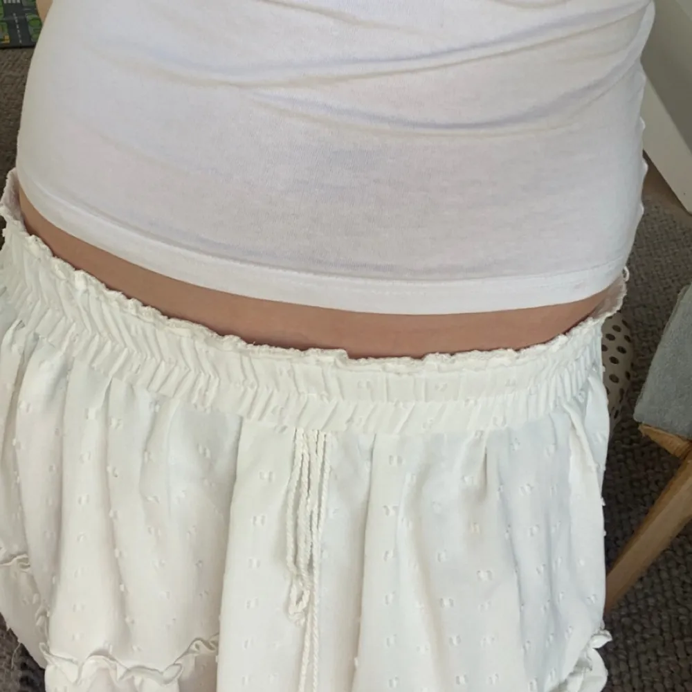 Nästan oanvänd vit kjol från Shein. Köp sommaren 2023 för ca 180 kr. Skriv privat om ni har några frågor och köp gärna via köp nu💞. Kjolar.