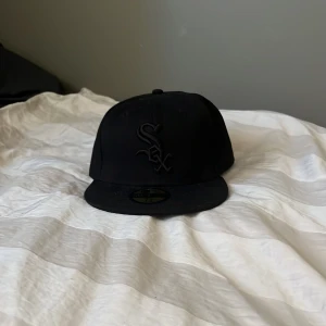 Fitted keps - Helt oanvänd 10/10 perfekt nu till sommaren säljer den då den va lite för stor för mig