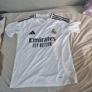 Real madrid tröja - Helt ny typ Real madrid t shirt. Har inte tvättst än köpte för en vecka sen och haft några få gånger. Kan diskutera pris!
