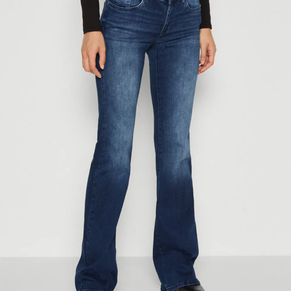 Säljer dessa fina jeans då dom inte kommer till användning, använda endast 1 gång☺️ Mörkblåa flared jeans. Jeans & Byxor.