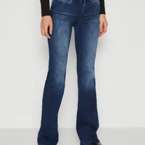 Säljer dessa fina jeans då dom inte kommer till användning, använda endast 1 gång☺️ Mörkblåa flared jeans