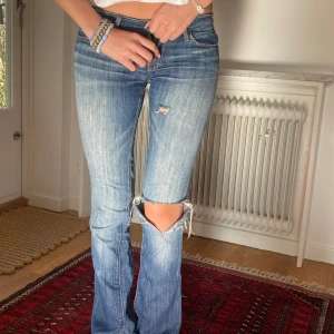 Utsvänga luckybrand jeans 🌟💝 - Skitsnygga lucky brand jeans med slitningar! 💞 dom är lågmidjade och utsvänga, passar xs (lägger upp två annonser för att få med alla bilder) 💞 skriv privat för fler bilder eller frågor!