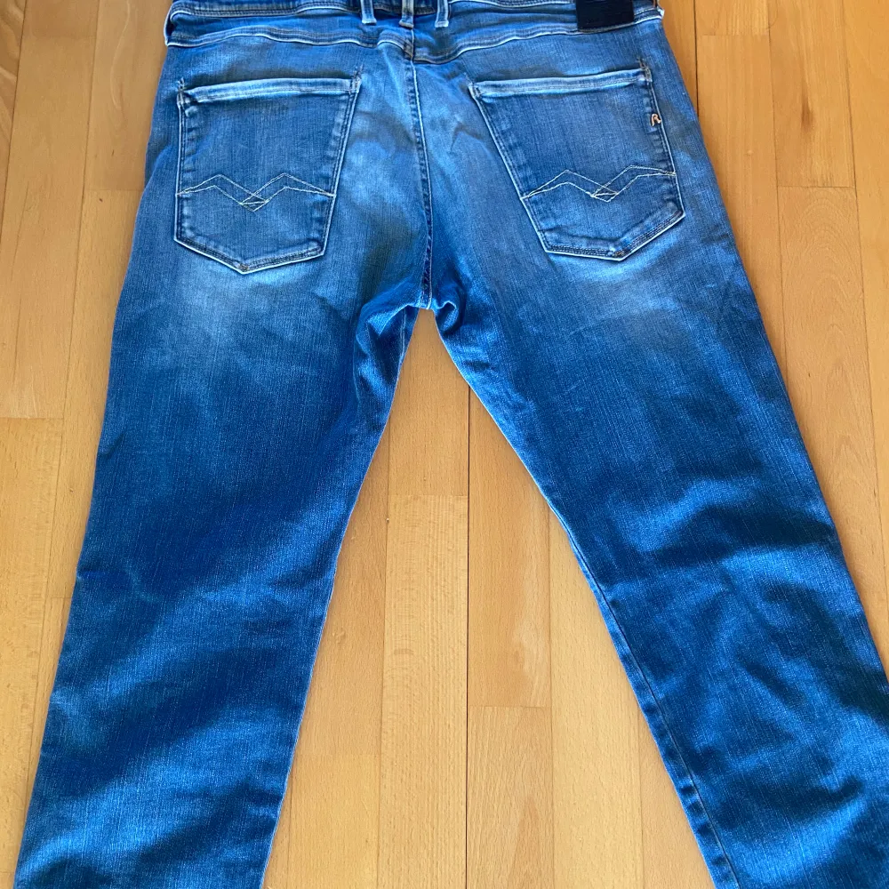 Ett par riktigt snygga replay jeans,  de är storlek 33 och använda ett fåtal gånger pris kan diskuteras vid snabb affär. Jeans & Byxor.