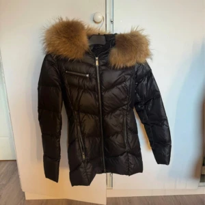 Hollies jacka - Säljer min hollies jacka me äkta päls. Använd en vinter & använd sparsamt så är som ny. Storlek 32 men skulle säga den passar Xs/S Jackan är i lite mer glansigt material.  Pris går att diskutera 🤍