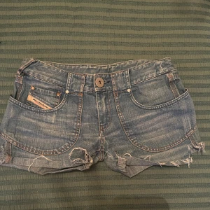 Diesel låsmidjade shorts  - Så fina men tyvärr för små. Dom är sönder vid benen men det kan man lätt bara vika upp eller så låter man det vara för det är lika snyggt. 