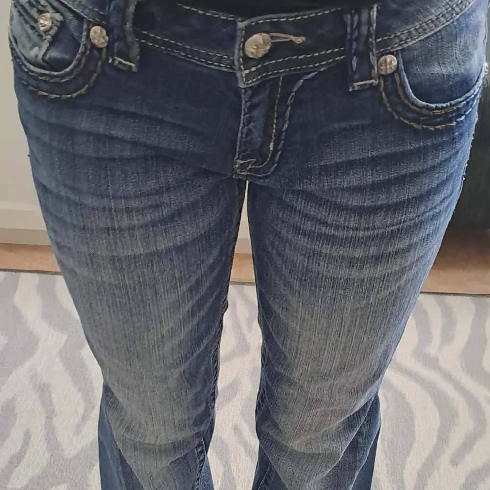 Lågmidjade Miss Me jeans i st. 29. Jag har sytt om de till bootcut själv. Midjemått: 80cm  Innerbenslängd: 75cm. VILL BLI AV MED DOM SÅ PRISET ÄR FÖRHANDLINGSBART!🥰. Jeans & Byxor.