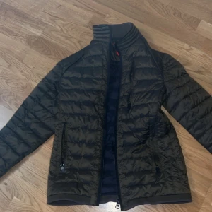 Wellensteyn molecule  - En vårjacka som passar perfekt till de flesta outfiten. Tål vind perfekt men kan ändå bäras på en sommardag då den inte är för varm.Ny pris är 3500 kronor men säljer för 1000.  