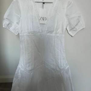 Vit Zara klänning som aldrig är använd och har prislappen kvar. Den är inte genomskinlig och är bra i storleken. 