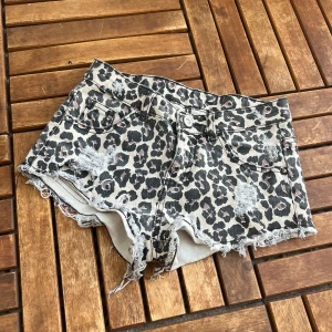 Lågmidjade leopard shorts - Jättefina leopardmönstrade shorts jag aldrig använt!