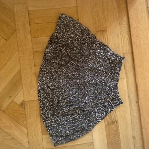 Kjol - Jättefin kjol säljer pga kommer inte längre till användning 