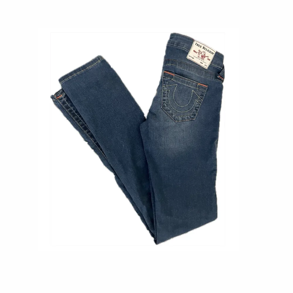Nyskick, prislapp kvar. W25, passar mig som har xxs/xs i jeans. Hör av er om ni har några frågor🫶. Jeans & Byxor.