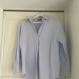 Oversized skjorta  - Oversized skjorta från ZARA. Använd 1 gång💗 Strl XS men stor i storleken💕
