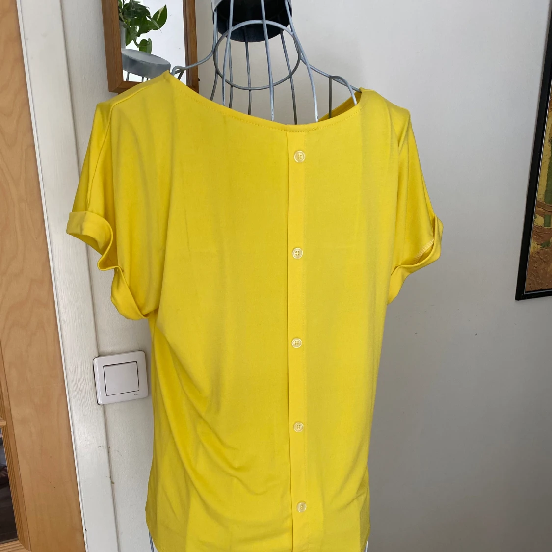 T-shirt med knappar i ryggen  - 90