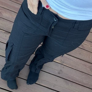 Svarta cargobyxor - Säljer dessa helt nya svarta cargobyxor med lappen kvar, supersnygga men kommer inte till användning.