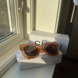 Chimi solglasögon 008 - Säljer mina oanvända chimis i modellen 008, färg peach! Jättefina å enbart upppackade men inte använda! Kommer i originalkartong, fodral å inplastad putsduk