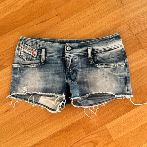 JEANS SHORTS  - Säljer dessa så snygga och coola jeansshortsen från Diesel. Tyvärr lite stora på mig så därför jag säljer dem 🙈 men superskick och så snygga och coola nu till sommaren 💕🌟🎉