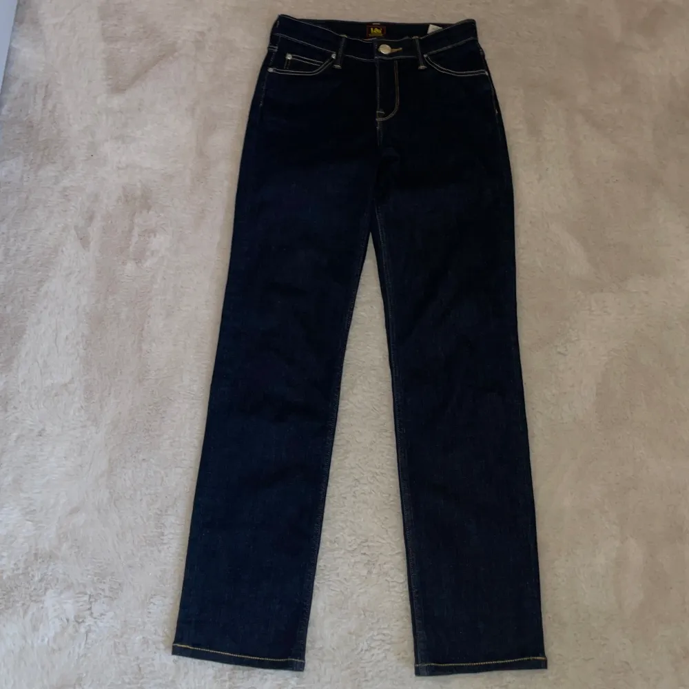 Straight passform. Mörkblå med gula sömmar. Längd ben:75 cm. Jeans & Byxor.