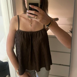 Brunt linne - Super söt brunt linne med detaljer i ryggen