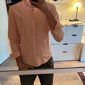 Smygg rosa raffe skjorta   - Rosa Ralph Lauren skjorta i nyskick utan några defekter. Skick: 10/10, pris: 399