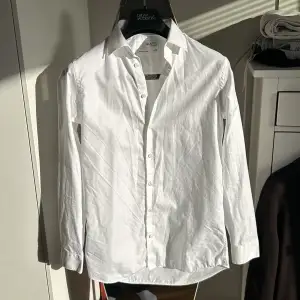 Vit selected homme skjorta, använd någon enstaka gång och därmed som nyskick. Nypris runt 750. Säljes då den inte passar längre.
