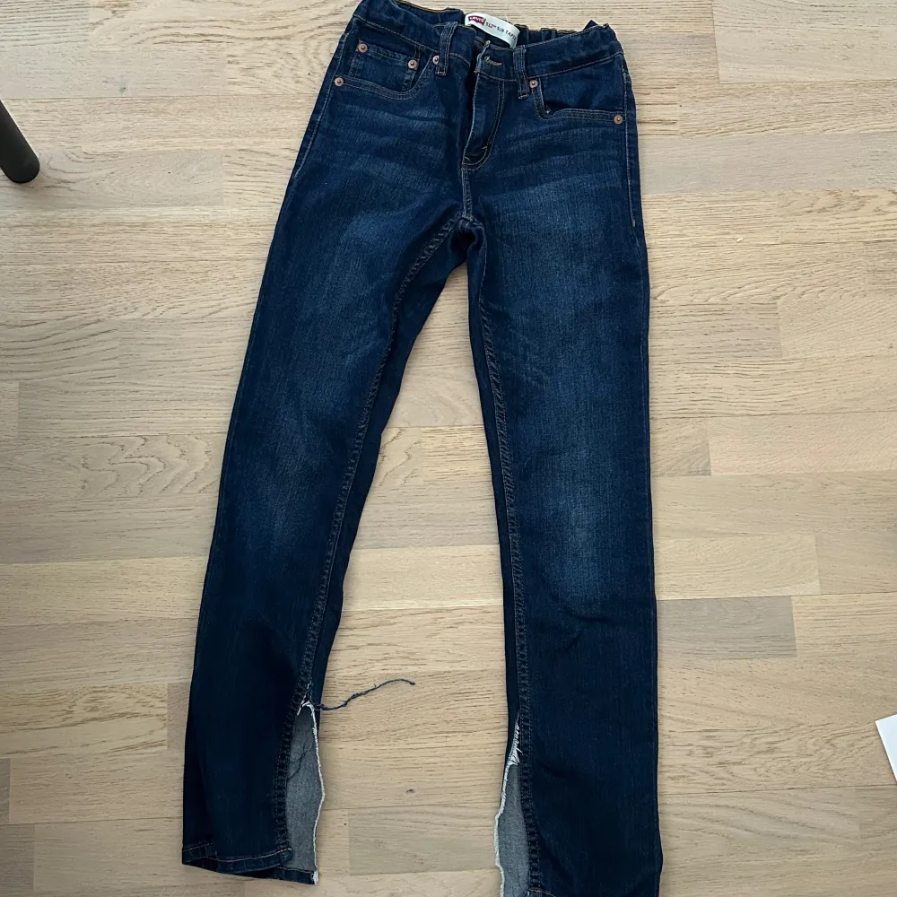 Ett par Levis jeans som jag klippt upp en slits på ( köpta i barnstolen men med mycket stretch) skulle säga att det är storlek xs . Jeans & Byxor.
