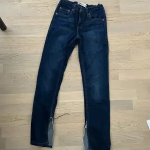 Ett par Levis jeans som jag klippt upp en slits på ( köpta i barnstolen men med mycket stretch) skulle säga att det är storlek xs 