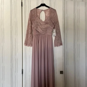 Balklänning - Oanvänd balklänning med extraknappar kvar!   Skulle använts på balen 2021, men blev inställd pga corona. Tiden för returnering hade gått ut.  Strl 34, med stretchig midja och mjukt material (passar 36)  BUBBELROOM orginalpris 800kr