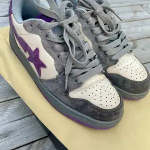 Säljer nu dessa feta Bapesta skorna i storlek 41, de är i bra skick och i färgen Gray Purple! Extra sulor, dustbag och box tillkommer! Skriv för frågor!