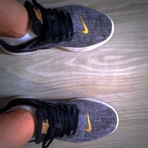 Nike Flex TR9 strl 41 - Sköna sommarsneakers. Väger inget och är i gott skick. Udda färg samt udda model. Använda vid max 5 tillfällen 