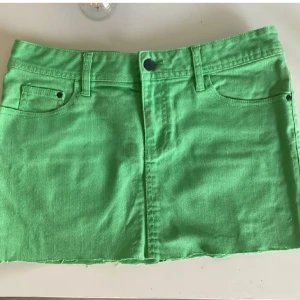 Grön jeanskjol  - Så snygg kjol som inte kommer till användning! Midjemått tvärsöver: 39 cm❤️