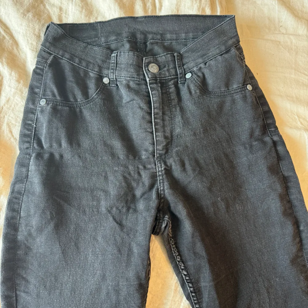 Dessa jeans är i storlek 28/29 Tror det ska vara s passar nog till XS. Jeans & Byxor.