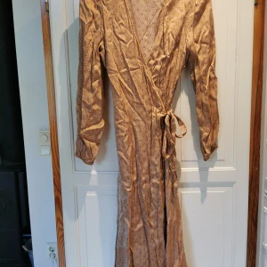 Klänning - SECOND FEMALE Klänning stl S Anv 2 gånger Som ny