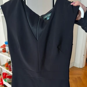 Dam klänning  - Fantastiskt fin klänning använd endast en gång.   Doft fri   Storleken är 4 passar till dig som har storlek S och XS