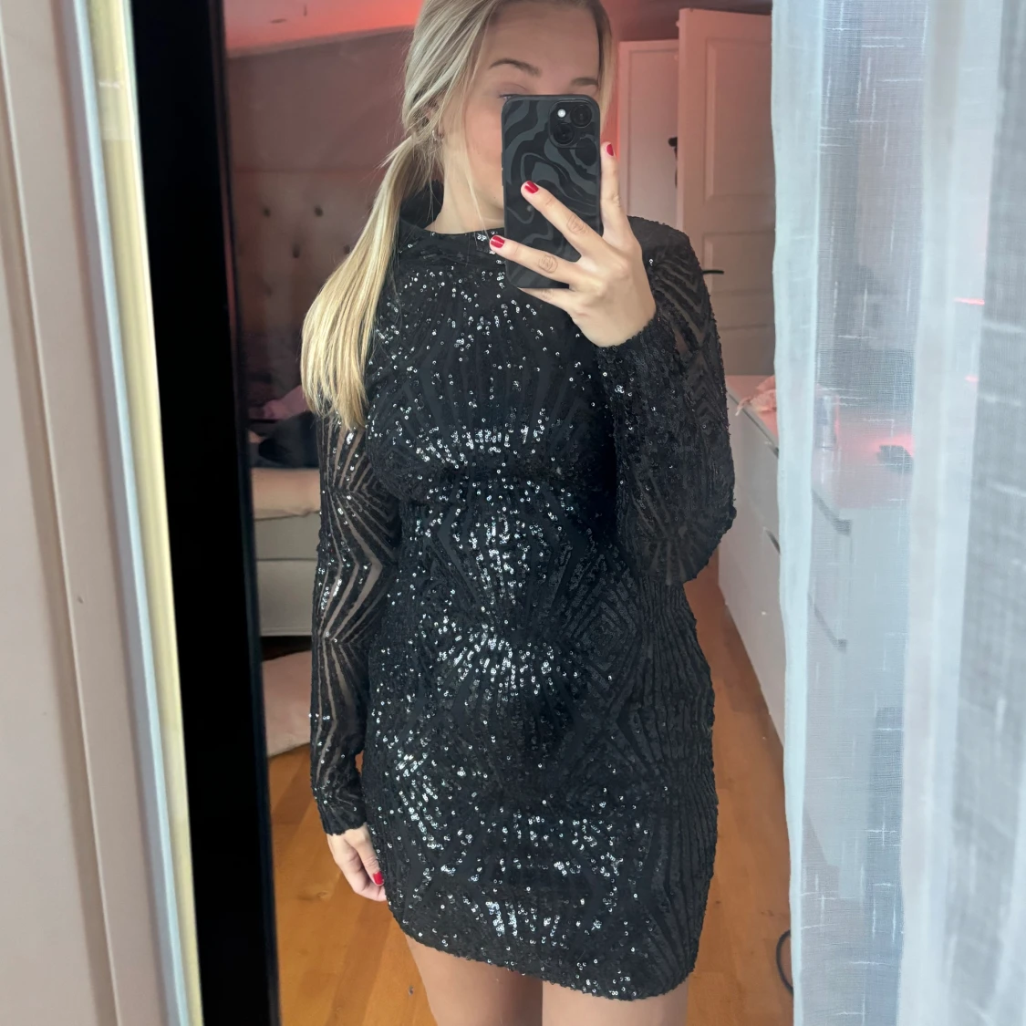 Svart paljettklänning - 91