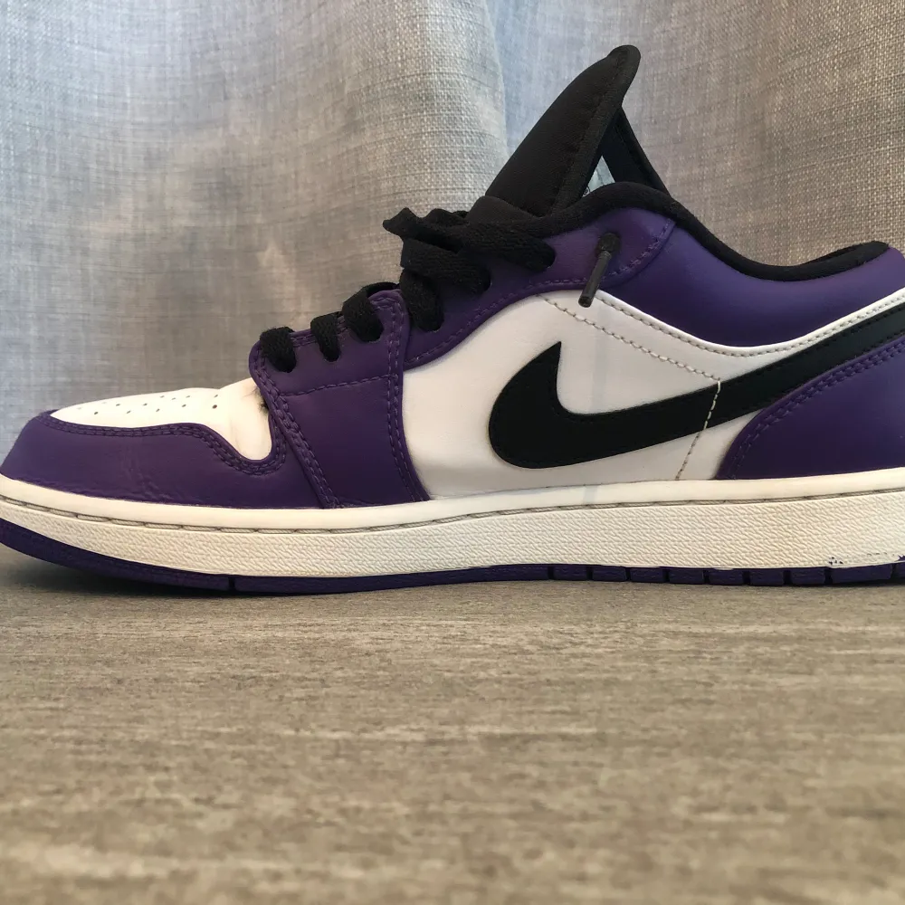 Säljer min Jordan 1 low court purple som är väll omhändetagen och är i väldigt gott skick , finns något litet färg släpp på skon som syns på bilderna men annars ser skon väldig bra ut☺️. Skor.