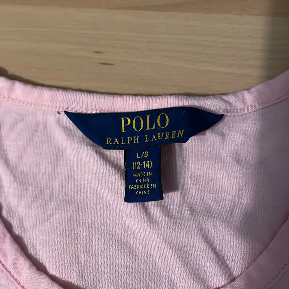 Gulligt rosa linne från Ralph Loren i storlek 12-14. Använd 1 gång men passar inte mig i armarna där av säljer. Linnet har superfin spetts och en liten slits dör nere❤️. Toppar.