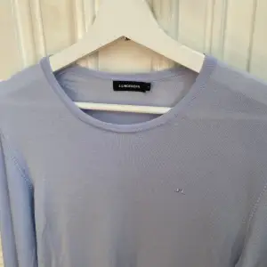 Snygg och tunn stickad tröja från J. Lindeberg i riktigt sexig färg till sommarn!🥣~ Knappt använd och därmed är i perfekt skick! Gjord av 100% Merino Ull och storlek är S. ~ Modellen på bilden är runt 177👍