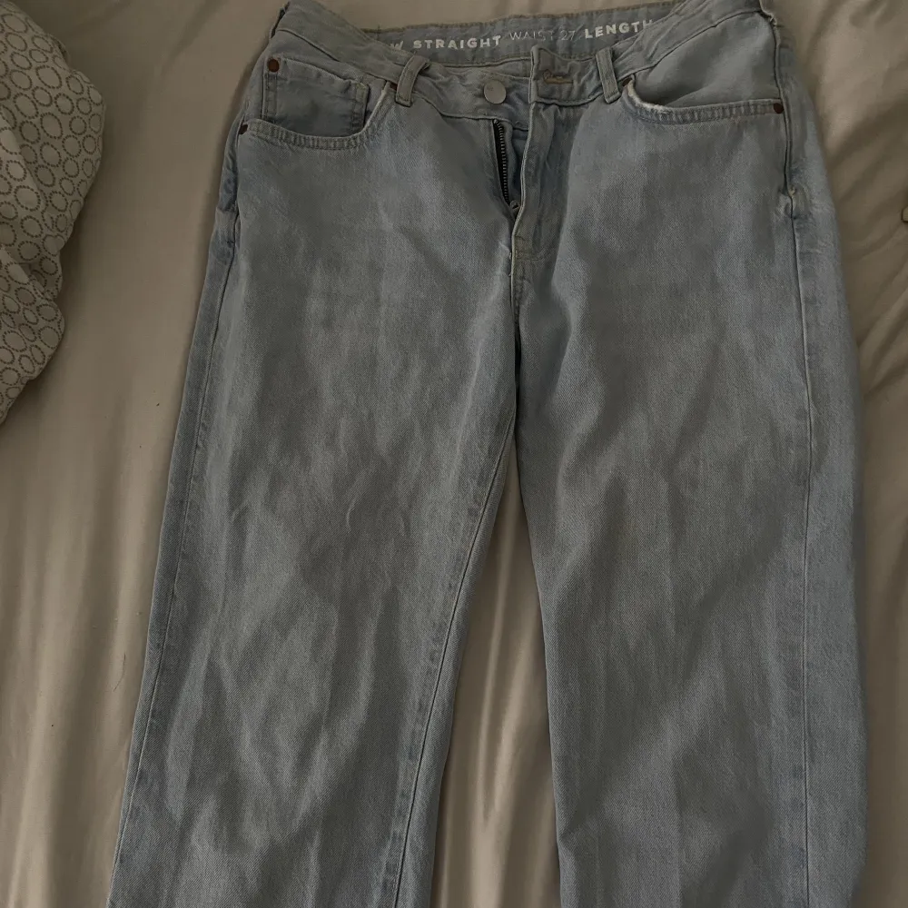 Jätte fina jeans från bikbok som knappt blivit använda. Storlek 27/32. Jeans & Byxor.