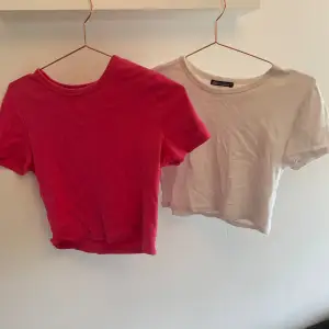 2 croppade T-shirtar med fin passform och stretchigt material från zara🤍🩷 använda en del men i fint skick, båda för 50kr!