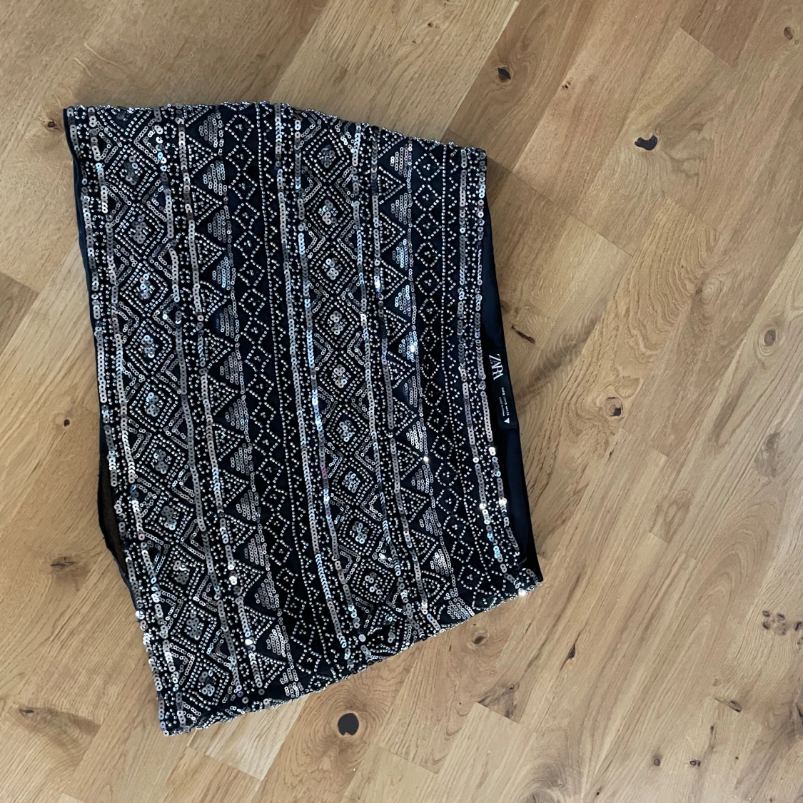 Glittrig kjol från Zara
