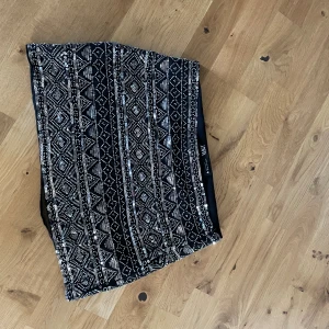Glittrig kjol från Zara - As snygg glittrig kjol som är för liten på mig☺️