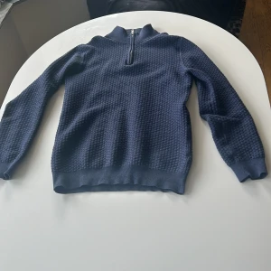 John Henric half zip - Snygg blå John Henric tröja i bra skick, inga skador, missfärgningar eller liknade. Ca 1100 kr nypris när jag köpte den, jag säljer för 400kr men kan sälja den för lite billigare vid snabb affär. Hör av er om ni har frågor eller vill ha mer bilder.