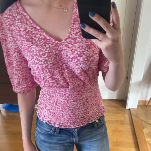 Sommrig blus - säljer denna fina rosa blus med vita blommor 🌷. 