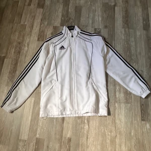 Adidas Träningsjacka  - Vit adidasträningsjacka men kan användas i vardagliga sammanhang också