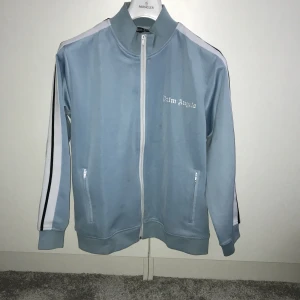 Palm angels tröja - 9/10 skick, använd några gånger. Säljer för det är inte min stil längre. 