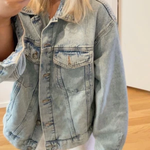 Jeansjacka - Jättefin oversized jeansjacka från hm. Använd Max 3 gånger🩷🩷